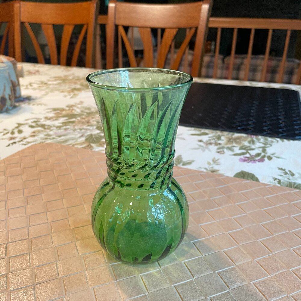 Vintage Anchor Hocking Glass Ribbed Swirled Vase Green 8 1/2" high